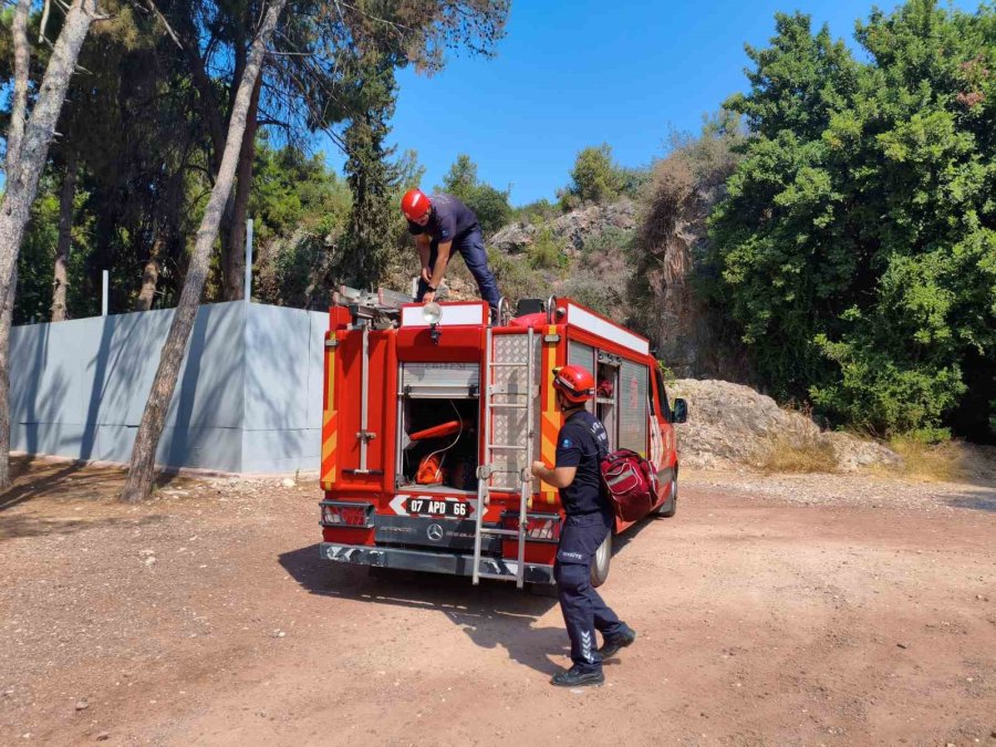 15 Metreden Yuvarlanıp İki Kaya Arasındaki Oyuğa Düştü, Operasyonla Kurtarıldı