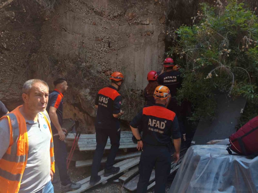 15 Metreden Yuvarlanıp İki Kaya Arasındaki Oyuğa Düştü, Operasyonla Kurtarıldı