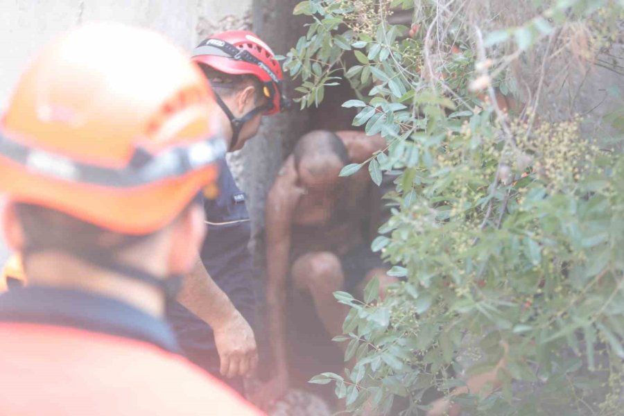 15 Metreden Yuvarlanıp İki Kaya Arasındaki Oyuğa Düştü, Operasyonla Kurtarıldı