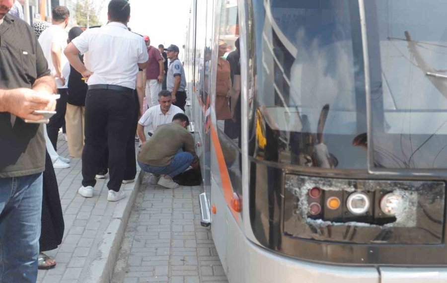 Tramvayın Çarptığı Genç Kız Yaralandı