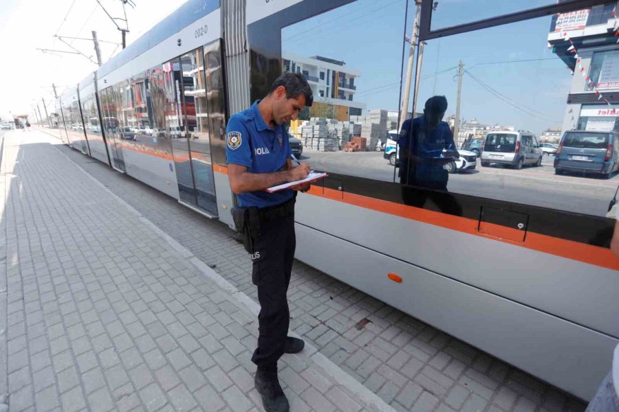 Tramvayın Çarptığı Genç Kız Yaralandı