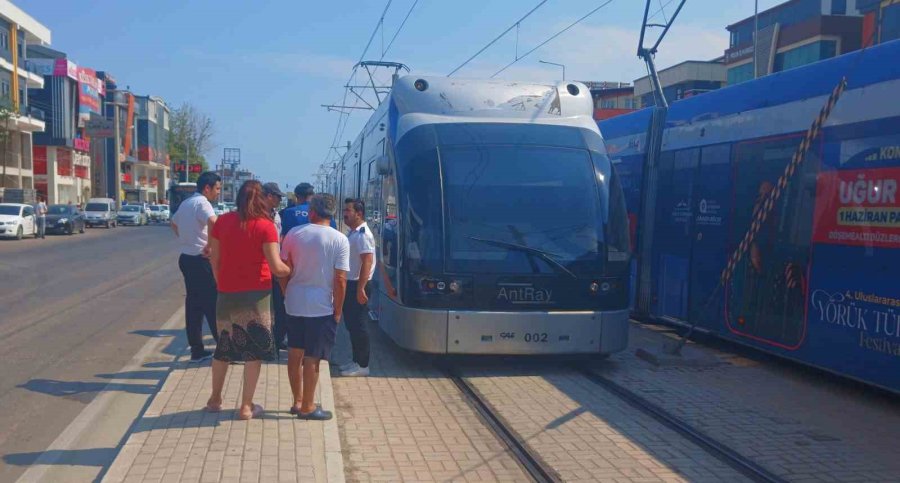 Tramvayın Çarptığı Genç Kız Yaralandı