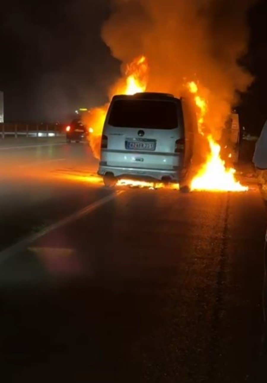 Arızalanan Minibüs Alevlere Teslim Oldu