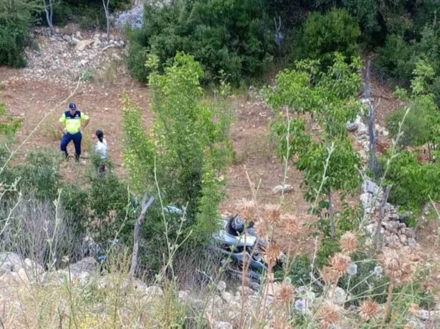 Otomobil Şarampole Yuvarlandı: 3 Yaralı