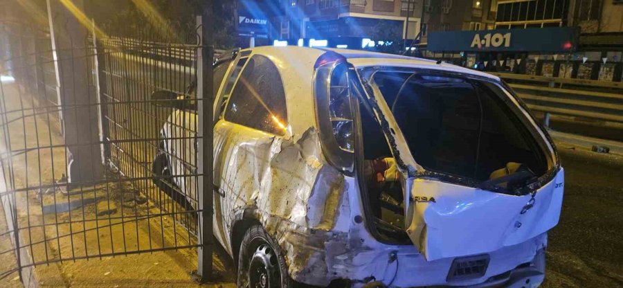 Refüjdeki Bariyerlere Çarpıp Hurdaya Dönen Araçtan Burnu Bile Kanamadan Çıktı