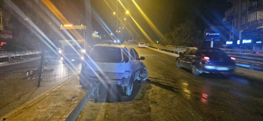 Refüjdeki Bariyerlere Çarpıp Hurdaya Dönen Araçtan Burnu Bile Kanamadan Çıktı