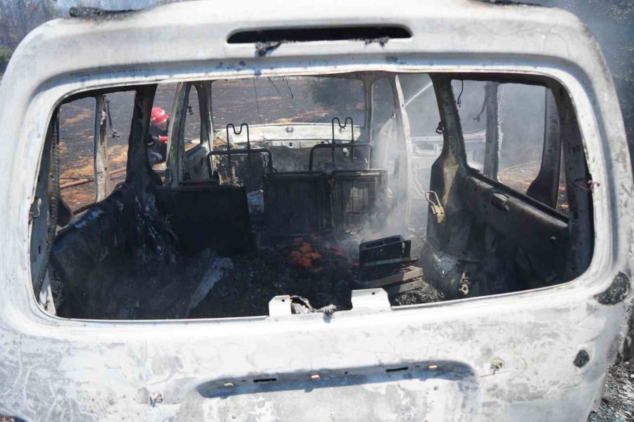 Antalya’da Çıkan Yangında Alevler Arasında Kaldılar