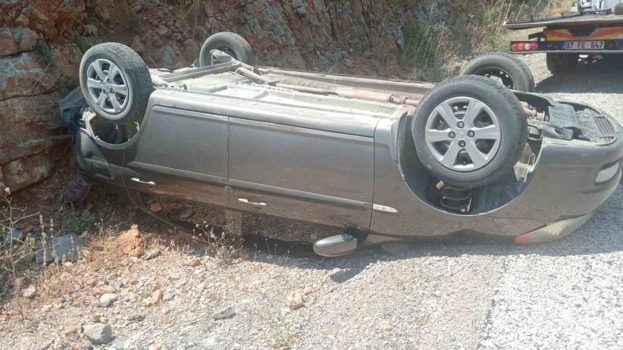 Akseki’de Otomobil Yoldan Çıkıp Takla Attı: 2 Yaralı