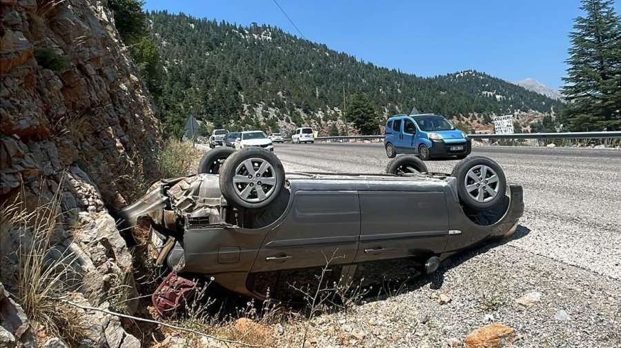Akseki’de Otomobil Yoldan Çıkıp Takla Attı: 2 Yaralı
