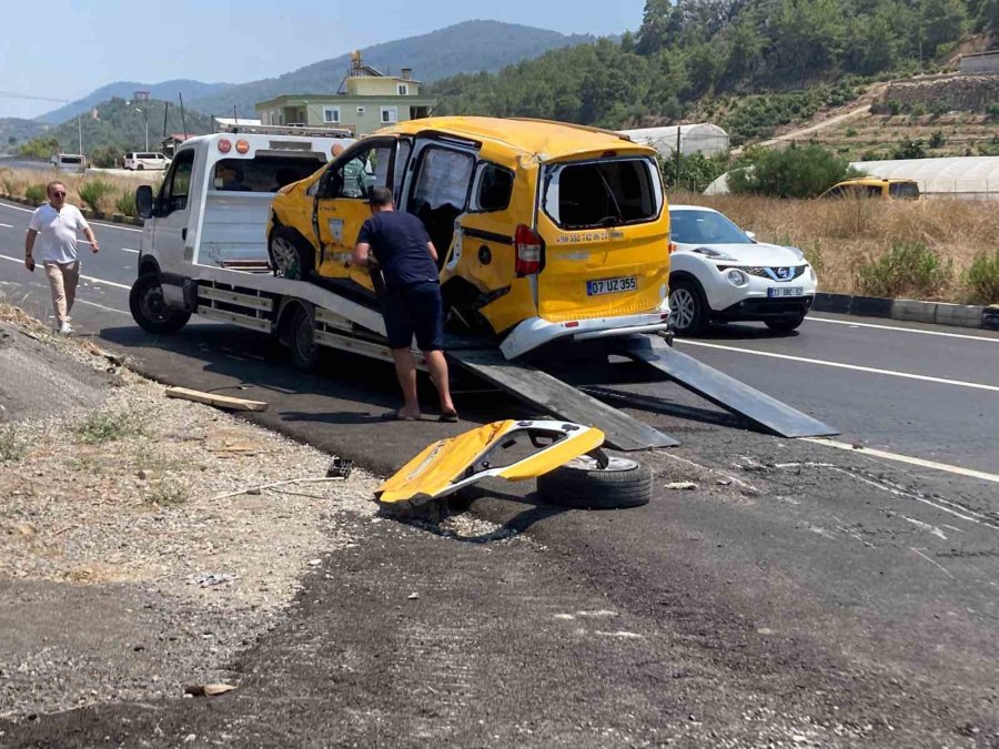 Alanya’da Karşı Şeride Geçen Hafif Ticari Araç Ticari Taksiyle Çarpıştı: 1 Yaralı
