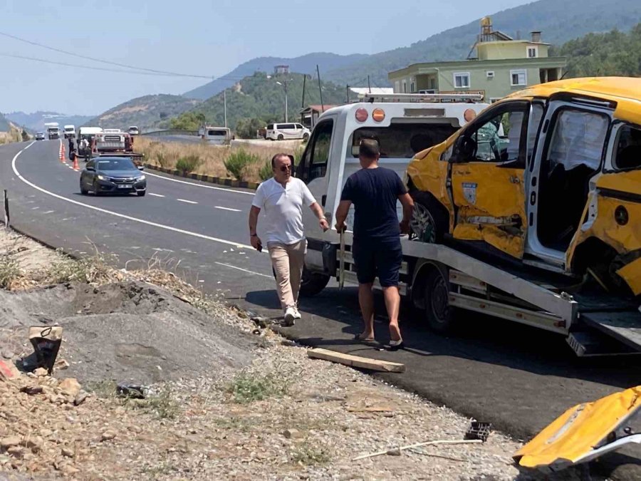 Alanya’da Karşı Şeride Geçen Hafif Ticari Araç Ticari Taksiyle Çarpıştı: 1 Yaralı