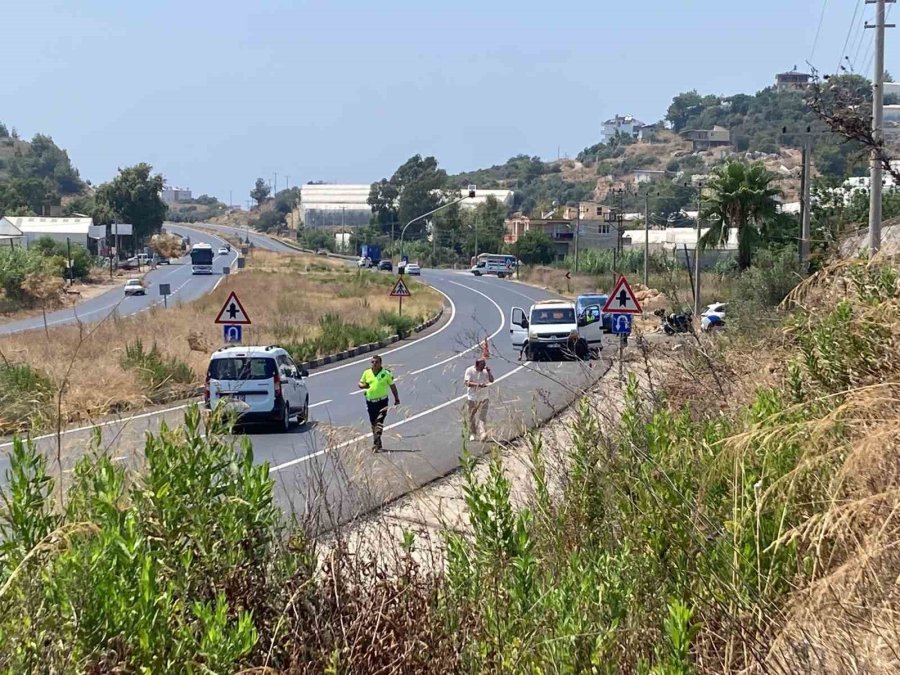 Alanya’da Karşı Şeride Geçen Hafif Ticari Araç Ticari Taksiyle Çarpıştı: 1 Yaralı