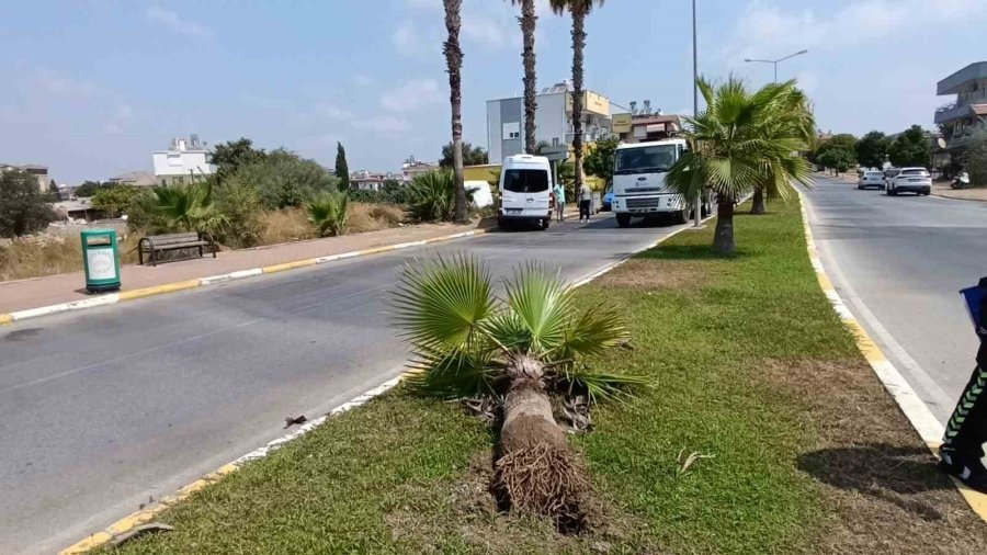 Arabasını Kenara Çekerek Babaları İçin Ağlayan Çocukları Sakinleştirdi