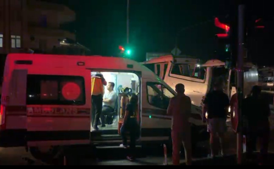 Antalya’da 3 Midibüs Birbirine Girdi, Ortalık Savaş Alanına Döndü: 6 Yaralı