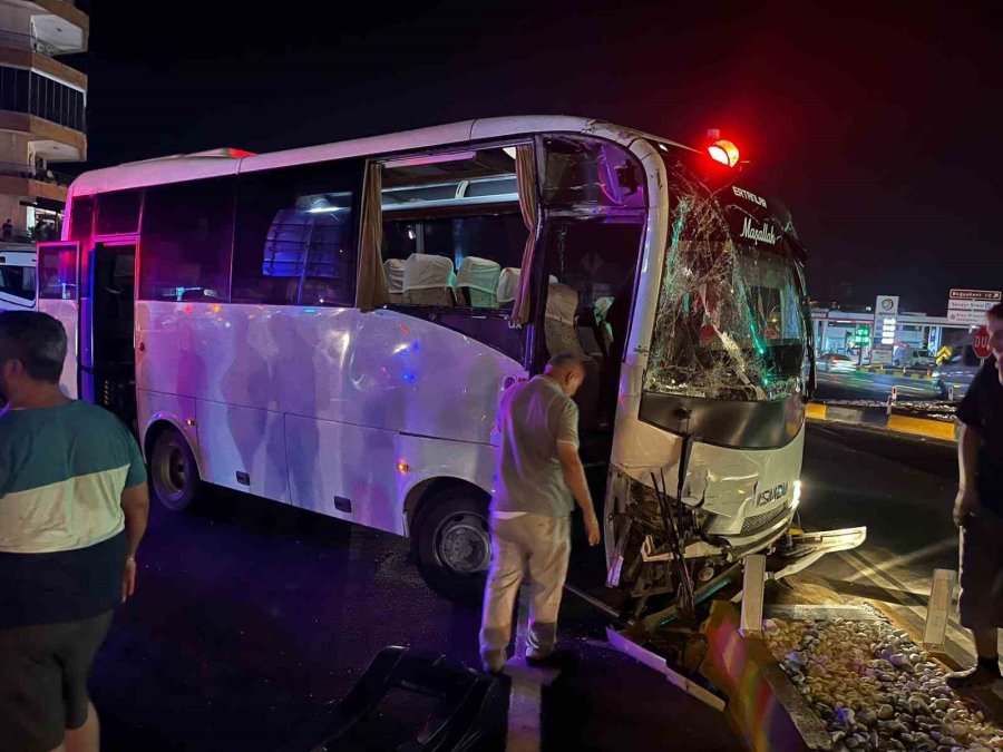 Antalya’da 3 Midibüs Birbirine Girdi, Ortalık Savaş Alanına Döndü: 6 Yaralı