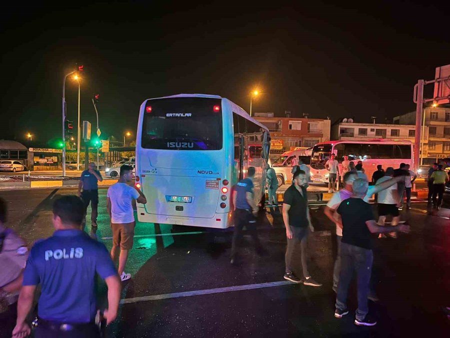 Antalya’da 3 Midibüs Birbirine Girdi, Ortalık Savaş Alanına Döndü: 6 Yaralı