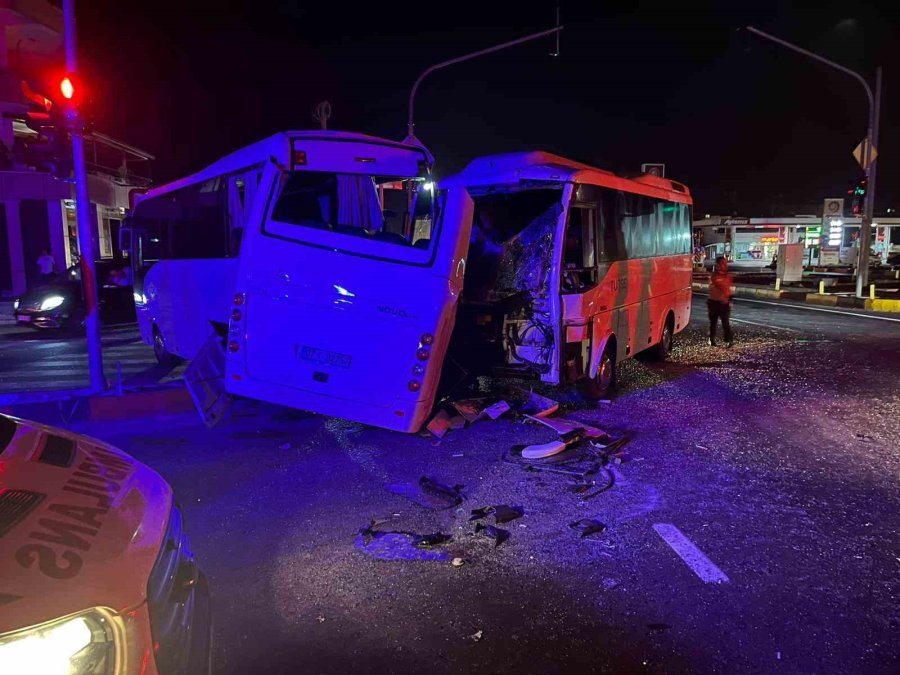 Antalya’da 3 Midibüs Birbirine Girdi, Ortalık Savaş Alanına Döndü: 6 Yaralı