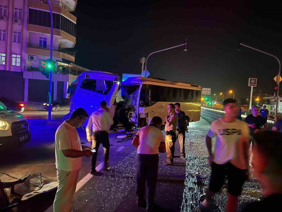 Antalya’da 3 Midibüs Birbirine Girdi, Ortalık Savaş Alanına Döndü: 6 Yaralı