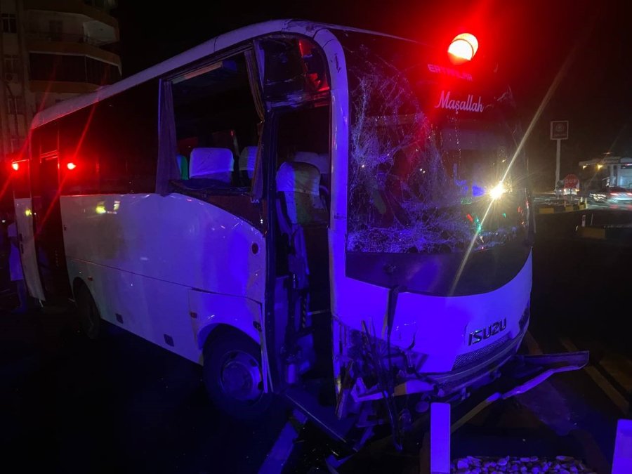 Antalya’da 3 Midibüs Birbirine Girdi, Ortalık Savaş Alanına Döndü: 6 Yaralı