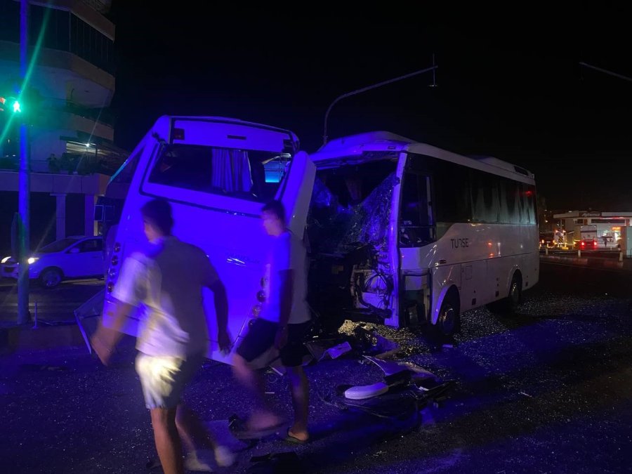 Antalya’da 3 Midibüs Birbirine Girdi, Ortalık Savaş Alanına Döndü: 6 Yaralı