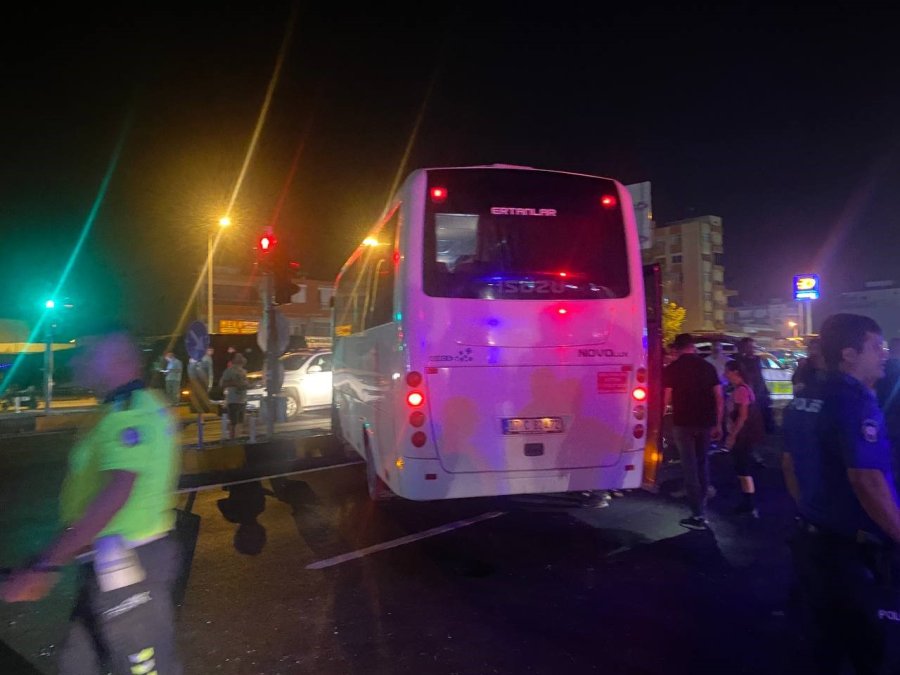 Antalya’da 3 Midibüs Birbirine Girdi, Ortalık Savaş Alanına Döndü: 6 Yaralı