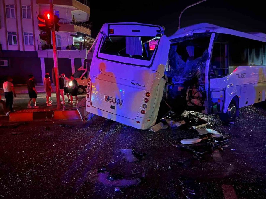 Antalya’da 3 Midibüs Birbirine Girdi, Ortalık Savaş Alanına Döndü: 6 Yaralı