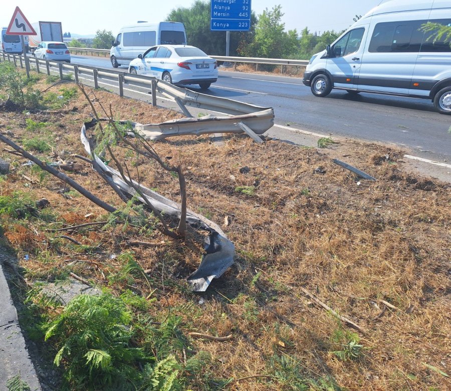 Antalya’da Kaza Yapan Tur Otobüsü, Köprüden Düşmek Üzereyken Durabildi