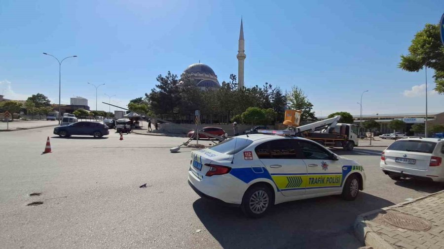 Karaman’da Aydınlatma Direğini Deviren Araç Kaçtı