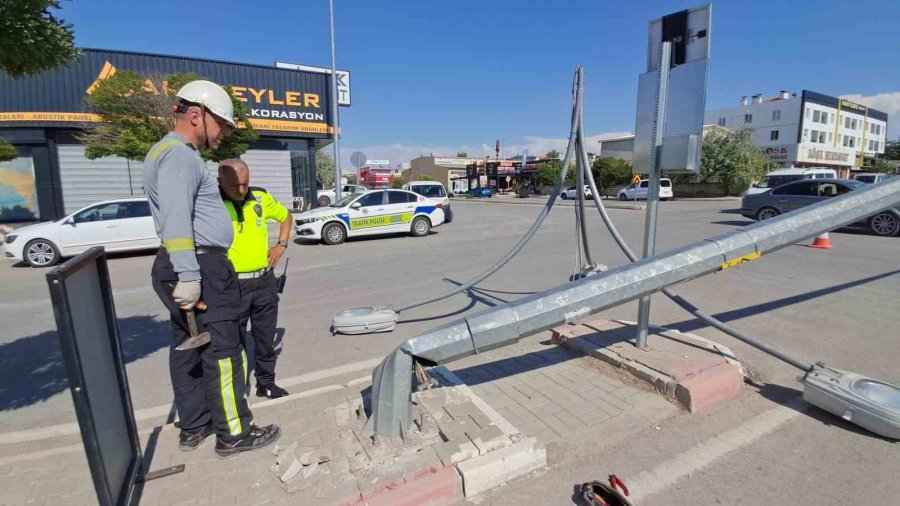 Karaman’da Aydınlatma Direğini Deviren Araç Kaçtı