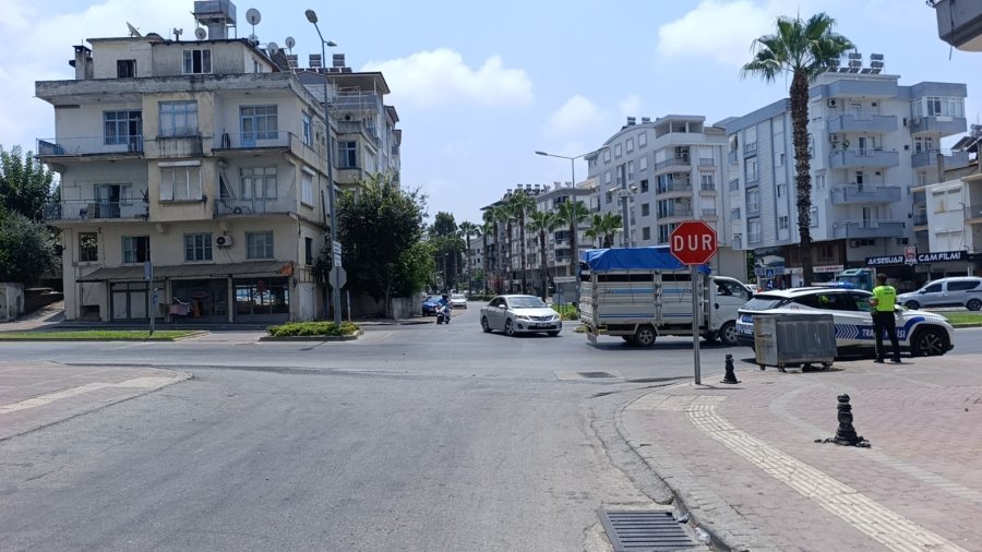 Hafif Ticari Aracç İle Motosiklet Çarpıştı: 1 Yaralı