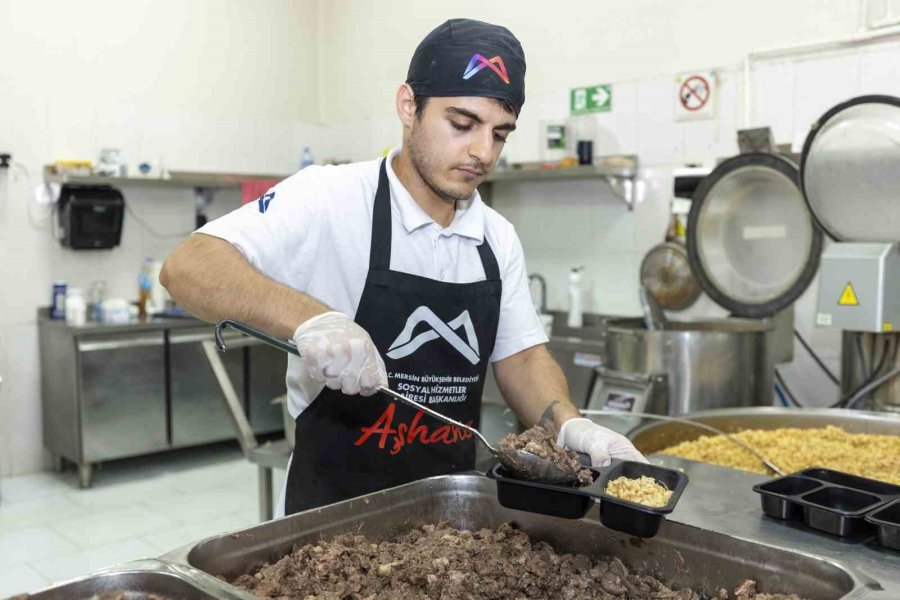 Mersin’de Her Gün Bin 900 Haneye Sıcak Yemek Ulaştırılıyor
