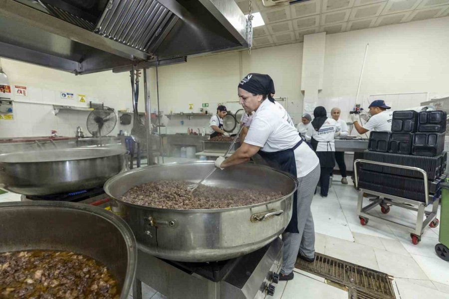 Mersin’de Her Gün Bin 900 Haneye Sıcak Yemek Ulaştırılıyor