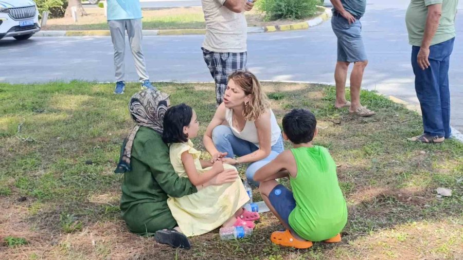 Arabasını Kenara Çekerek Babaları İçin Ağlayan Çocukları Sakinleştirdi