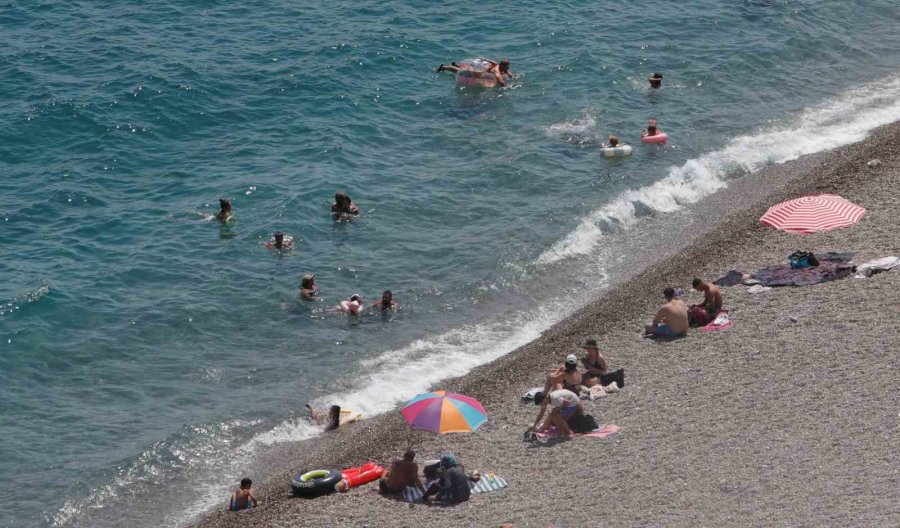 Antalya’da Sıcaklık Artışı Devam Ediyor, Vatandaşlar Sahile Akın Etti