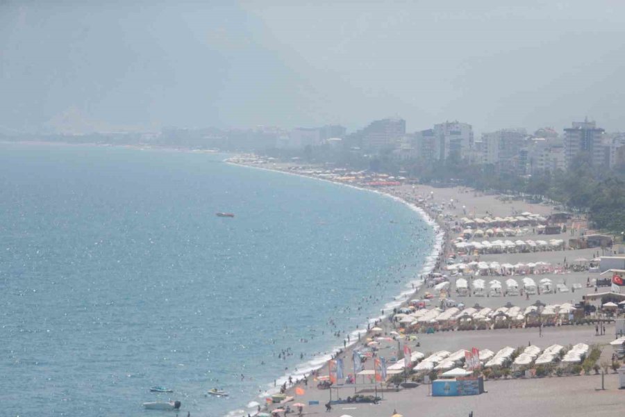 Antalya’da Sıcaklık Artışı Devam Ediyor, Vatandaşlar Sahile Akın Etti