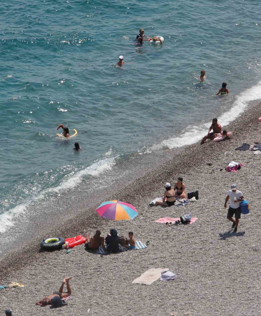 Antalya’da Sıcaklık Artışı Devam Ediyor, Vatandaşlar Sahile Akın Etti