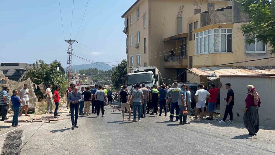 Antalya’da Freni Boşalan Çöp Kamyonu 2 Aracı Ezdi