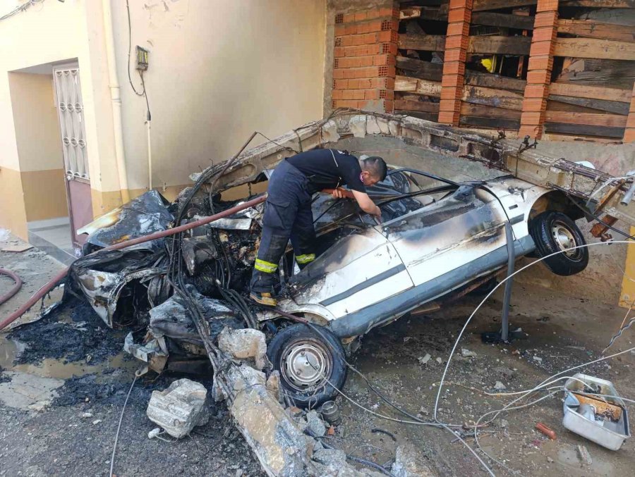 Antalya’da Freni Boşalan Çöp Kamyonu 2 Aracı Ezdi