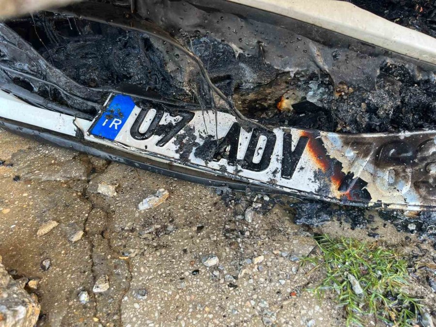 Antalya’da Freni Boşalan Çöp Kamyonu 2 Aracı Ezdi