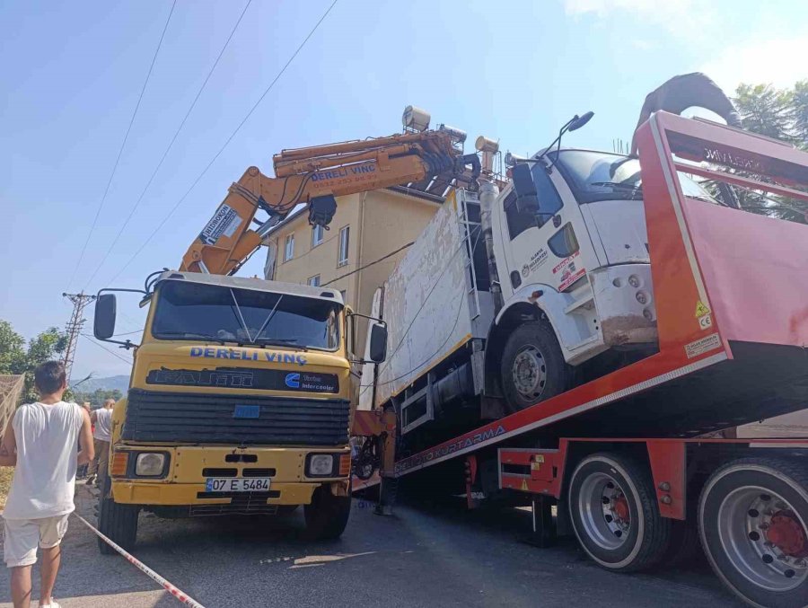 Antalya’da Freni Boşalan Çöp Kamyonu 2 Aracı Ezdi