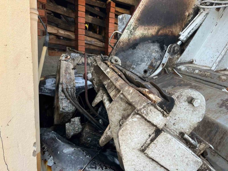 Antalya’da Freni Boşalan Çöp Kamyonu 2 Aracı Ezdi