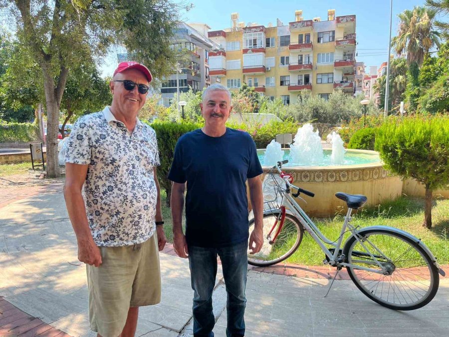 Bisikletiyle Şarkı Söyleyerek Gittiği Sahilde Hırsızların Kurbanı Olmuştu, Gelen Hediyeyle Tekrar Şarkı Söylemeye Başladı