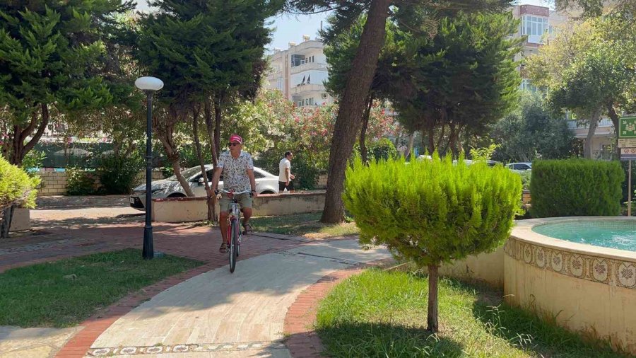 Bisikletiyle Şarkı Söyleyerek Gittiği Sahilde Hırsızların Kurbanı Olmuştu, Gelen Hediyeyle Tekrar Şarkı Söylemeye Başladı