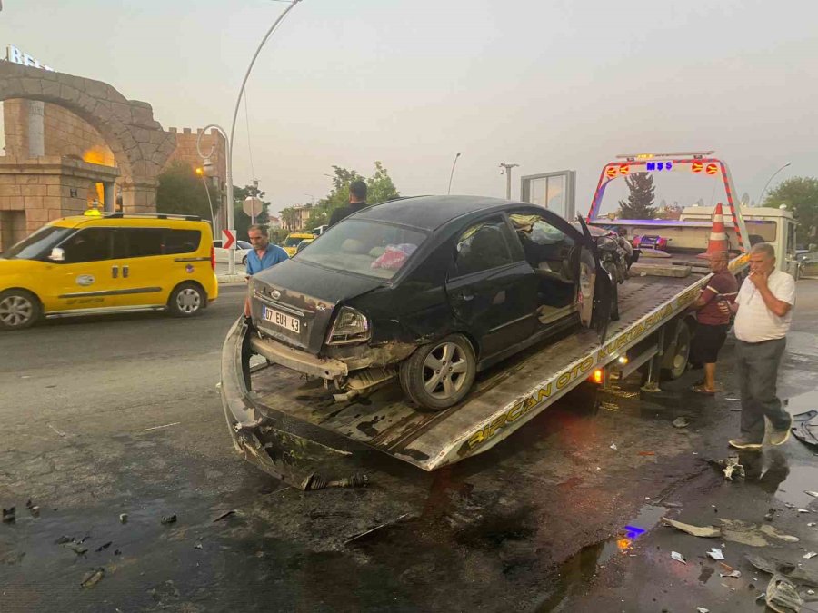 Antalya’da Ticari Taksi İle Otomobil Çarpıştı: 5’i Turist 7 Yaralı