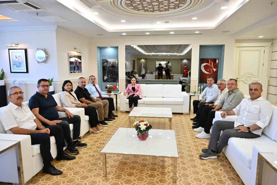 Büyükşehir Başkan Vekili Özdemir: "başkanımızın Niye Böyle Bir Tutuklulukla Baş Başa Kaldığını Anlamakta Güçlük Çekiyoruz"