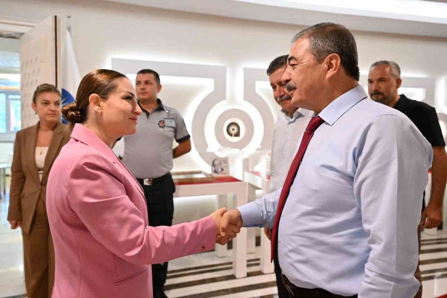 Büyükşehir Başkan Vekili Özdemir: "başkanımızın Niye Böyle Bir Tutuklulukla Baş Başa Kaldığını Anlamakta Güçlük Çekiyoruz"