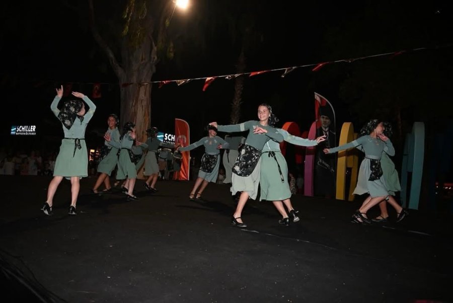 Kemer’de Gürcü Dans Topluluğunun Gösterisi İzleyenleri Hayran Bıraktı