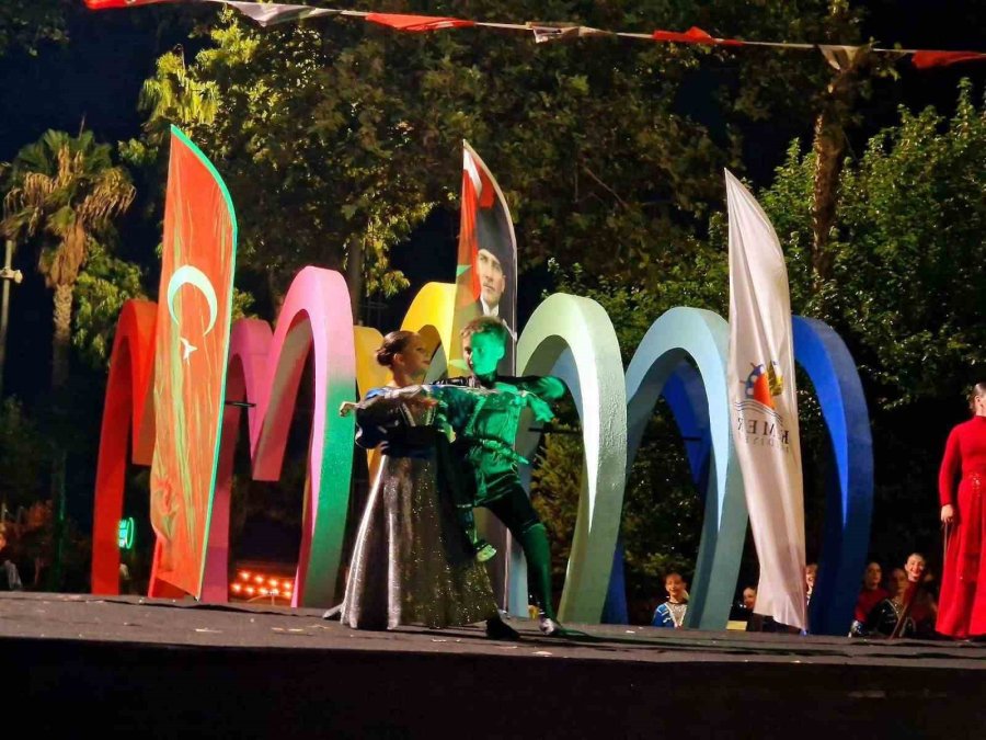 Kemer’de Gürcü Dans Topluluğunun Gösterisi İzleyenleri Hayran Bıraktı