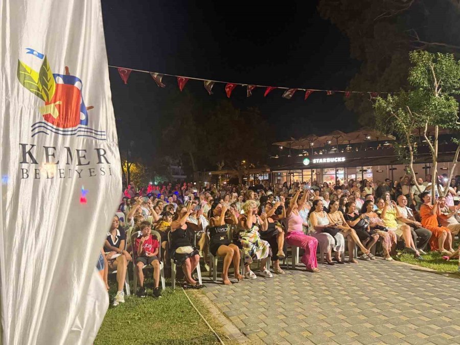 Kemer’de Gürcü Dans Topluluğunun Gösterisi İzleyenleri Hayran Bıraktı
