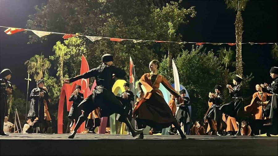 Kemer’de Gürcü Dans Topluluğunun Gösterisi İzleyenleri Hayran Bıraktı